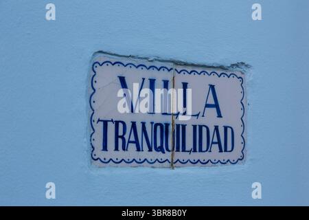 6. Februar 2017, Old San Juan, Puerto Rico, Vereinigte Staaten: Name der Keramikfliesen auf einem bunt bemalten Haus in der historischen Kolonialstadt Old San Juan, Puerto Rico. (Kreditbild: © Jon G. Fuller, Jr/VW Bilder via ZUMA Wire) Stockfoto