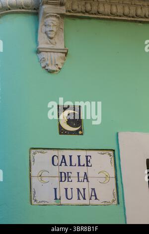 6. Februar 2017, Old San Juan, Puerto Rico, Vereinigte Staaten: Keramikfliesen, Mond und Straßenschild in der historischen Kolonialstadt Old San Juan, Puerto Rico. (Kreditbild: © Jon G. Fuller, Jr/VW Bilder via ZUMA Wire) Stockfoto