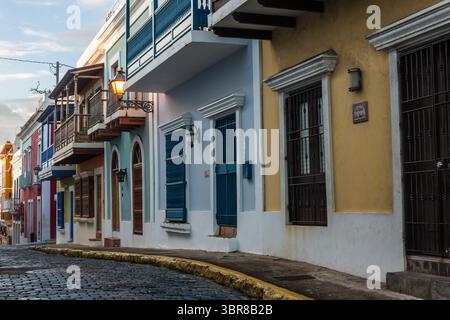 6. Februar 2017, Old San Juan, Puerto Rico, Vereinigte Staaten: Bunt bemalte Häuser auf einer schmalen Kopfsteinpflasterstraße in der historischen Kolonialstadt Old San Juan, Puerto Rico. (Kreditbild: © Jon G. Fuller, Jr/VW Bilder via ZUMA Wire) Stockfoto