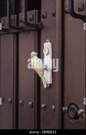 6. Februar 2017, Old San Juan, Puerto Rico, Vereinigte Staaten: Bronzeklopfer in Form eines Vogels in der historischen Kolonialstadt Old San Juan, Puerto Rico. (Kreditbild: © Jon G. Fuller, Jr/VW Bilder via ZUMA Wire) Stockfoto