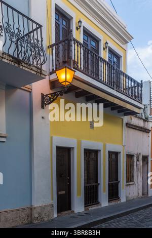 6. Februar 2017, Old San Juan, Puerto Rico, Vereinigte Staaten: Bunt bemalte Häuser auf einer schmalen Kopfsteinpflasterstraße in der historischen Kolonialstadt Old San Juan, Puerto Rico. (Kreditbild: © Jon G. Fuller, Jr/VW Bilder via ZUMA Wire) Stockfoto