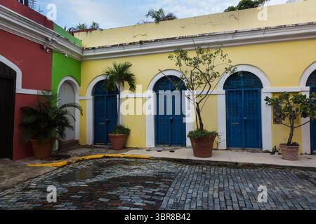 6. Februar 2017, Old San Juan, Puerto Rico, Vereinigte Staaten: Bunt bemalte Häuser auf einer schmalen Kopfsteinpflasterstraße in der historischen Kolonialstadt Old San Juan, Puerto Rico. (Kreditbild: © Jon G. Fuller, Jr/VW Bilder via ZUMA Wire) Stockfoto