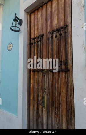 6. Februar 2017, Old San Juan, Puerto Rico, Vereinigte Staaten: Verrostete Eisenstangen an einer Tür in der historischen Kolonialstadt Old San Juan, Puerto Rico. (Kreditbild: © Jon G. Fuller, Jr/VW Bilder via ZUMA Wire) Stockfoto