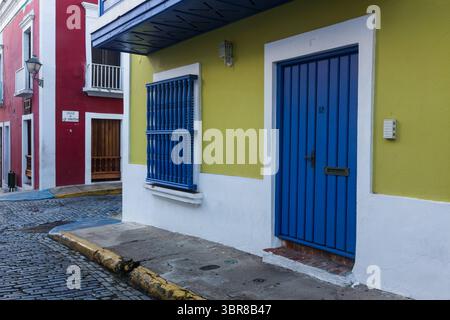 6. Februar 2017, Old San Juan, Puerto Rico, Vereinigte Staaten: Bunt bemalte Häuser auf einer schmalen Kopfsteinpflasterstraße in der historischen Kolonialstadt Old San Juan, Puerto Rico. (Kreditbild: © Jon G. Fuller, Jr/VW Bilder via ZUMA Wire) Stockfoto