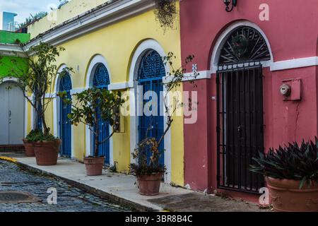 6. Februar 2017, Old San Juan, Puerto Rico, Vereinigte Staaten: Bunt bemalte Häuser auf einer schmalen Kopfsteinpflasterstraße in der historischen Kolonialstadt Old San Juan, Puerto Rico. (Kreditbild: © Jon G. Fuller, Jr/VW Bilder via ZUMA Wire) Stockfoto