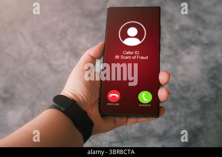 Frau, die das Telefon hält, während sie einen unerwünschten Anruf empfängt. Konzept für Spam, Betrug, Phishing und Betrug. Sicherheitstechnologie. Stockfoto