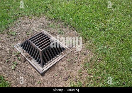 Erhöhtes Sieb für Regenwasserabfluss Stockfoto