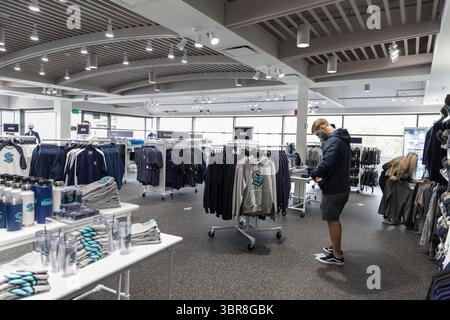 21. August 2020, Seattle, Washington, USA: Fans kaufen bei der Eröffnung des Seattle Kraken Flagship Stores am Freitag, den 21. August 2020 Teamausrüstung ein. Die Eröffnung des Stores erfolgt mit COVID-19-Sicherheitsvorkehrungen, einschließlich der Anforderung von Gesichtsbezügen, räumlicher Entfernung und reinen Termineinkäufen. (Foto: © Paul Christian Gordon/ZUMA Wire) Stockfoto