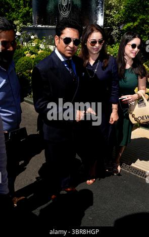 Sachin Tendulkar mit seiner Frau Anjali am 12. Tag der Wimbledon Championships 2025 im All England Lawn Tennis and Croquet Club in London. Bilddatum: Freitag, 11. Juli 2025. Stockfoto
