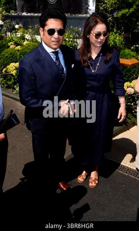 Sachin Tendulkar mit seiner Frau Anjali am 12. Tag der Wimbledon Championships 2025 im All England Lawn Tennis and Croquet Club in London. Bilddatum: Freitag, 11. Juli 2025. Stockfoto