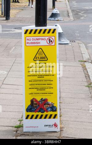 Ein gelbes Schild mit der Aufschrift „kein Abfall abwerfen“ an einem Lampenpfosten, warnt vor einer festen Strafe von 1.000 Pfund. Eine klare Botschaft gegen Fliegenkippen in einem öffentlichen städtischen umfeld Stockfoto