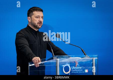 Rom, Italien. Juli 2025. Der ukrainische Präsident Wolodymyr Zelensky spricht auf einer Pressekonferenz auf der Ukrainischen Wiederaufbaukonferenz 2025 (URC 2025) im Roma-Kongresszentrum „La Nuvola“. (Foto: Stefano Costantino/SOPA Images/SIPA USA) Credit: SIPA USA/Alamy Live News Stockfoto