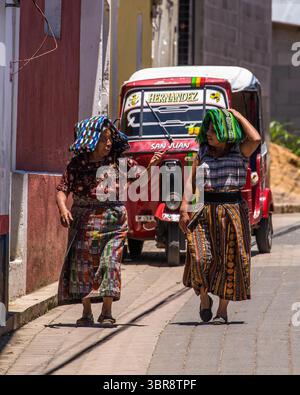 19. Juli 2014, San Juan La Laguna, Departement Solola, Guatemala: Zwei Maya-Frauen aus Tzutujil in traditioneller Kleidung spazieren auf einer Straße in San Juan la Laguna, Guatemala. (Kreditbild: © Jon G. Fuller/VW Pics via ZUMA Wire) Stockfoto