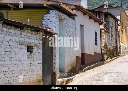 19. Juli 2014, San Juan La Laguna, Departement Solola, Guatemala: Traditionelle Häuser aus lehmziegeln in San Juan la Laguna, Guatemala. (Kreditbild: © Jon G. Fuller/VW Pics via ZUMA Wire) Stockfoto