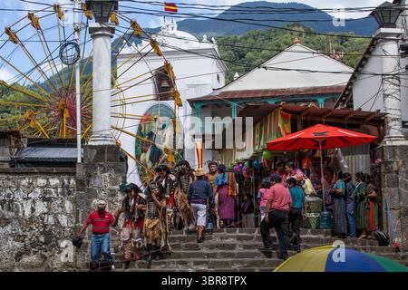 25. Juli 2014, Santiago Atitlan, Abteilung Solola, Guatemala: Kostümtänzer in Masken gehen die Treppe vor der Kirche von Santiago hinunter, um für das Festival von Santiago auf dem freien Markt in Santiago Atitlan, Guatemala, aufzutreten. (Kreditbild: © Jon G. Fuller/VW Pics via ZUMA Wire) Stockfoto