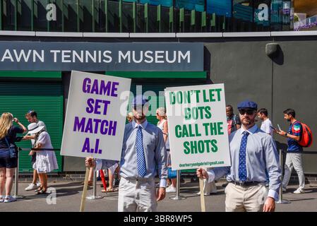 Zwei Männer, die als Tennisrichter verkleidet sind, veranstalten eine Demonstration vor dem Wimbledon Lawn Tennis Club, um durch künstliche Intelligenz ersetzt zu werden Stockfoto