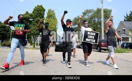 24. August 2020, Kenosha, WI, USA: Marchers begeben sich am Montag, den 24. August 2020 in Kenosha, Wisconsin, zum Bezirksgericht. Die Polizei von Kenosha erschoss und verletzte einen Mann, was Unruhen in der Stadt auslöste, nachdem ein Video des Vorfalls in Umlauf war. (Kreditbild: © TNS via ZUMA Wire) Stockfoto