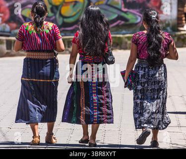 19. Juli 2014, San Juan La Laguna, Departement Solola, Guatemala: Drei junge Tzutujil Maya-Frau in traditioneller Kleidung spazieren auf einer Straße in San Juan la Laguna, Guatemala. (Kreditbild: © Jon G. Fuller/VW Pics via ZUMA Wire) Stockfoto