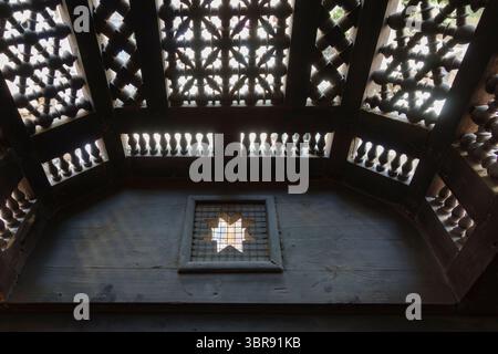 Aussichtsterne am Fuße einer Maschrabiya im Amasyali-Haus und Abu Shahin-Haus mit seiner Mühle in Rashid, bekannt als Rosetta, Nordküste Ägyptens. Stockfoto