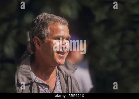 George W Bush beim Ryder Cup 1999, Brookline, Boston, USA, 24.-26. September, 1999, USA George Bush Junior, Gouverneur von Texas ehemaliger Präsident der Vereinigten Staaten von Amerika Portrait Face Happy and Lächeln Close up George Walker Bush, geboren am 6. Juli 1946, US-amerikanischer Politiker und Geschäftsmann, der von 2001 bis 2009 43. Präsident der Vereinigten Staaten war Er Gouverneur von Texas (1995–2000) Picture Credit: Mark Newcombe / visionsgolf.com Stockfoto