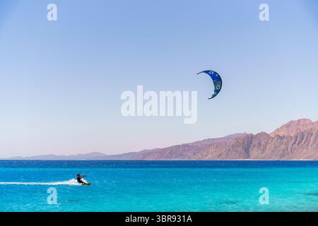 Kitesurfen in der Blue Lagoon (Dahab), Sinai, Ägypten 11. Juli 2025 Stockfoto