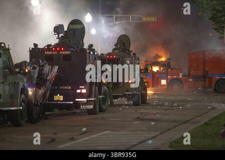24. August 2020: Ein Stadtfahrzeug von Kenosha brennt, nachdem er in Brand gesetzt wurde, nachdem ein Protest am 24. August 2020 in einen Aufruhr über die Polizeischosse auf Jacob Blake in Kenosha, WI, überging. (Bild: © Chris JuhnZUMA Wire) Stockfoto