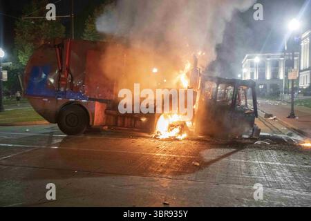 24. August 2020: Ein Stadtfahrzeug von Kenosha brennt, nachdem er in Brand gesetzt wurde, nachdem ein Protest am 24. August 2020 in einen Aufruhr über die Polizeischosse auf Jacob Blake in Kenosha, WI, überging. (Bild: © Chris JuhnZUMA Wire) Stockfoto