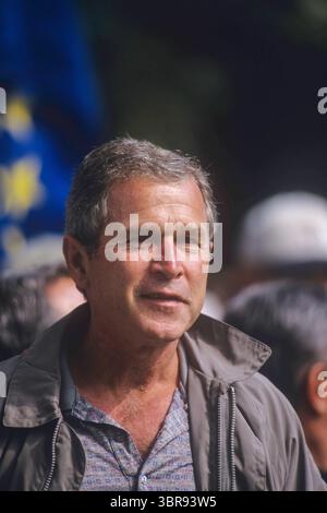 George W Bush beim Ryder Cup 1999, Brookline, Boston, USA, 24.-26. September, 1999, USA George Bush Junior, Gouverneur von Texas ehemaliger Präsident der Vereinigten Staaten von Amerika Portrait Face Happy and Lächeln Close up George Walker Bush, geboren am 6. Juli 1946, US-amerikanischer Politiker und Geschäftsmann, der von 2001 bis 2009 43. Präsident der Vereinigten Staaten war Er Gouverneur von Texas (1995–2000) Picture Credit: Mark Newcombe / visionsgolf.com Stockfoto