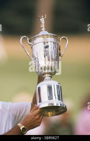 Curtis Northrup Strange gewinnt 1989 die United States Open Championship, auch bekannt als U.S. Open im Country Club in Brookline, Massachusetts. Professioneller Golfer und TV-Kommentator. Er ist Gewinner der US Open-Titel und Mitglied der World Golf Hall of Fame. Trophäe in einer Person in einer eigenen Umgebung. Die U.S. Open Championship Trophy, die jährlich von der United States Golf Association (USGA) verliehen wird, ist einer der renommiertesten Preise des Golfs. Erstmals 1895 vorgestellt, ist es zu einem Symbol für Widerstandsfähigkeit, Exzellenz und Sieg unter Druck geworden. Wird von Lege gehalten Stockfoto