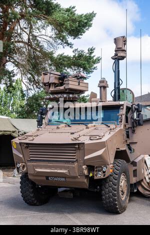 Vorderansicht des Griffon eines französischen Heeres, eines Mehrzweckgepanzerten Personals mit sechs Rädern, in VOA-Variante (Artillerie-Beobachtungsfahrzeug). Stockfoto