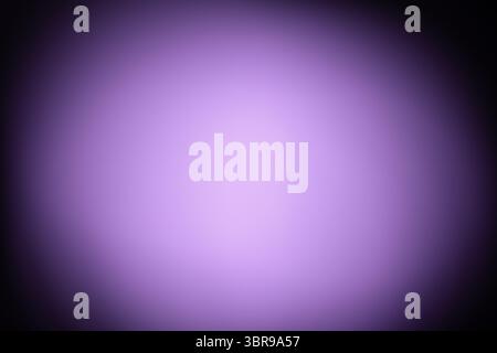 Ein Farbverlauf violetter Farbtöne, der von dunkel an den Kanten zu hell in der Mitte übergeht. Das Bild hat einen leuchtenden Effekt, der an ein violettes Licht erinnert Stockfoto
