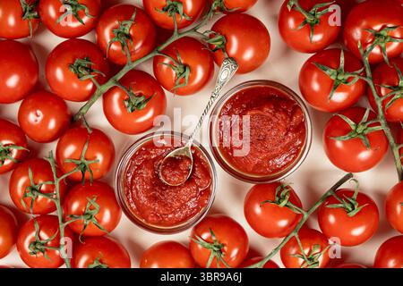 Reichhaltige Tomatenpaste in Schüsseln. Zutat für hausgemachte Mahlzeiten. Draufsicht Stockfoto