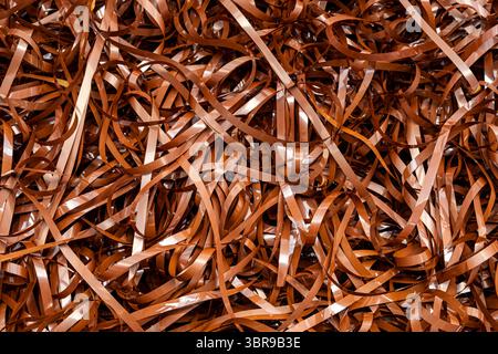 Magnetband aufgewickelt, magnetische Tonkassetten verfangen, was Nostalgie und die Fragilität analoger Medien hervorruft Stockfoto