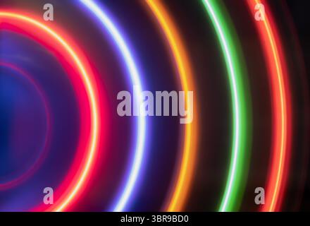 Lebendig leuchtende Neonlichtkreise in mehrfarbigen Tönen mit faszinierender und lebendiger abstrakter Anzeige, geeignet für Hintergründe und künstlerische Inhalte Stockfoto