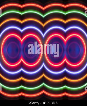 Lebendig leuchtende Neonlichtkreise in mehrfarbigen Tönen mit faszinierender und lebendiger abstrakter Anzeige, geeignet für Hintergründe und künstlerische Inhalte Stockfoto