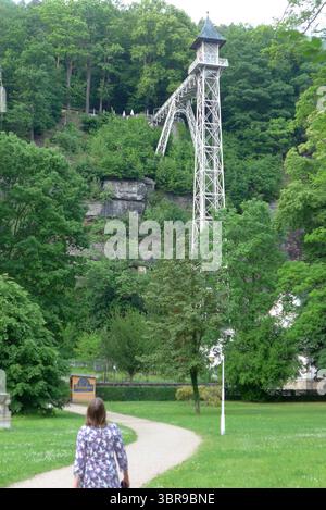 Historischer Personenaufzug am Stadtrand der sächsischen Kleinstadt Bad Schandau Landkreis Sächsische Schweiz-Osterzgebirge. Der 1904 eingeweihte Fahrstuhl verbindet die Ortsmitte unten im Elbtal mit dem höher gelegenen Stadtteil Ostrau. Der freistehende Turm ist 52 Meter hoch und wurde aus Stahl im Jugendstil errichtet. Eine 28 Meter lange Brücke verbindet die obere Plattform mit dem Waldweg nach Ostrau. *** Historischer Personenaufzug am Rande des sächsischen Städtchens Bad Schandau, Landkreis Sächsische Schweiz Ostösterzgebirge der 1904 eingeweihte Aufzug verbindet die t Stockfoto
