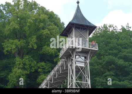 Historischer Personenaufzug am Stadtrand der sächsischen Kleinstadt Bad Schandau Landkreis Sächsische Schweiz-Osterzgebirge. Der 1904 eingeweihte Fahrstuhl verbindet die Ortsmitte unten im Elbtal mit dem höher gelegenen Stadtteil Ostrau. Der freistehende Turm ist 52 Meter hoch und wurde aus Stahl im Jugendstil errichtet. Eine 28 Meter lange Brücke verbindet die obere Plattform mit dem Waldweg nach Ostrau. *** Historischer Personenaufzug am Rande des sächsischen Städtchens Bad Schandau, Landkreis Sächsische Schweiz Ostösterzgebirge der 1904 eingeweihte Aufzug verbindet die t Stockfoto