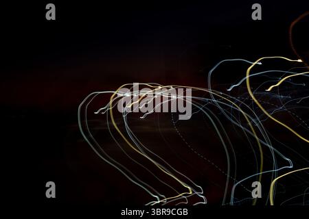 Abstrakter Hintergrund mit geometrischen Elementen und bunten Linien auf schwarzem Hintergrund. Copyspace-Konzept. Fotografischer Effekt. Stockfoto