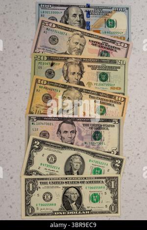 Vertikale Anordnung aller US-Dollar-Stückelungen Stockfoto