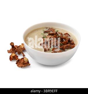 Leckere Cremesuppe in der Schüssel und trockene Pfifferlinge isoliert auf weiß Stockfoto