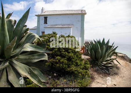 Traditionelles portugiesisches Haus mit rotem Ziegeldach und blauem Zierrand Stockfoto