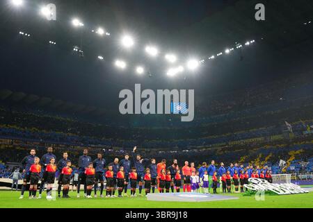 Am Dienstag, den 06. Mai 2025, stehen die Teams beim Fußball-Spiel der UEFA Champions League zwischen Inter und Barcelona im San Siro Stadion in Mailand, Norditalien, an. Sport - Fußball (Foto: Spada/LaPresse) Credit: LaPresse/Alamy Live News Stockfoto