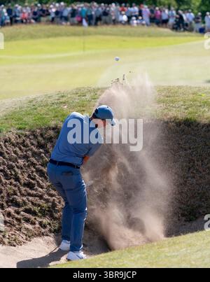 North Berwick, East Lothian, Schottland, Großbritannien. Juli 2025. Leute; Rory McIlroy. Die zweite Runde der Genesis Scottish Open findet vom 10. Bis 13. Juli im Renaissance Club in der Nähe von North Berwick statt. Rory McIlroy spielt aus dem Bunker im 1. Loch. Iain Masterton/Alamy Live News Stockfoto