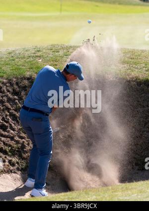 North Berwick, East Lothian, Schottland, Großbritannien. Juli 2025. Leute; Rory McIlroy. Die zweite Runde der Genesis Scottish Open findet vom 10. Bis 13. Juli im Renaissance Club in der Nähe von North Berwick statt. Rory McIlroy spielt aus dem Bunker im 1. Loch. Iain Masterton/Alamy Live News Stockfoto