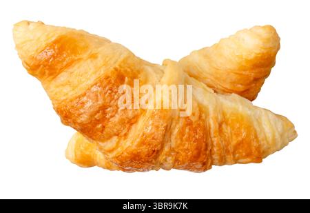 Die Draufsicht von zwei braunen oder goldenen Croissants in Kreuzform im Stapel ist auf weißem Hintergrund mit Beschneidungspfad isoliert. Stockfoto