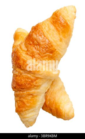 Die Draufsicht von zwei braunen oder goldenen Croissants in Kreuzform im Stapel ist auf weißem Hintergrund mit Beschneidungspfad isoliert. Stockfoto