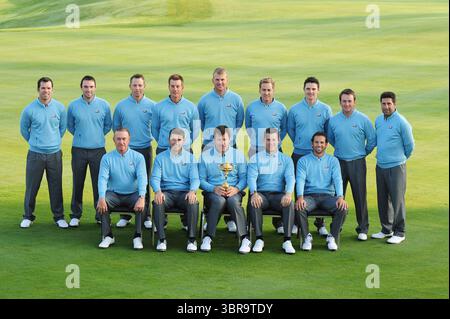 Back Row (L-R) Paul Casey, Oliver Wilson, Soren Hanson, Henrik Stenson, Robert Karlsson, Ian Poulter, Justin Rose, Graeme McDowell und der Kapitän Jose Maria Olazabal. Front Row (L-R) Miguel Angel Jimenez, Padraig Harrington, Kapitän Nick Faldo, Lee Westwood und Sergio Garcia posieren für das europäische Teamfoto während des 37. Ryder Cup im Valhalla Golf Club in Louisville, Kentucky, USA, am Dienstag, den 16. September. 2008. (Foto: Montana Pritchard/PGA of America) ​The 37. Ryder Cup-Spiele fanden vom 19. bis 21. September 2008 im Valhalla Golf Club i statt Stockfoto