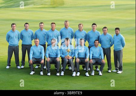 Back Row (L-R) Paul Casey, Oliver Wilson, Soren Hanson, Henrik Stenson, Robert Karlsson, Ian Poulter, Justin Rose, Graeme McDowell und der Kapitän Jose Maria Olazabal. Front Row (L-R) Miguel Angel Jimenez, Padraig Harrington, Kapitän Nick Faldo, Lee Westwood und Sergio Garcia posieren für das europäische Teamfoto während des 37. Ryder Cup im Valhalla Golf Club in Louisville, Kentucky, USA, am Dienstag, den 16. September. 2008. (Foto: Montana Pritchard/PGA of America) ​The 37. Ryder Cup-Spiele fanden vom 19. bis 21. September 2008 im Valhalla Golf Club i statt Stockfoto