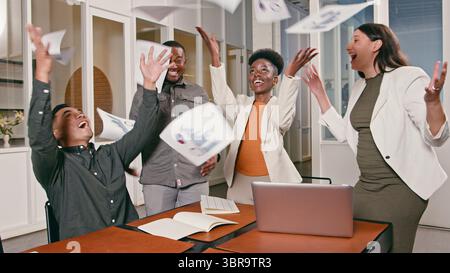 Begeistertes Team feiert Erfolg in einer kollaborativen Business Office-Umgebung Stockfoto