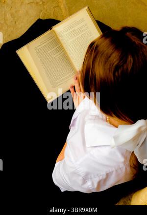 Eine Person liest eine Kopie von "Stolz und Vorurteil" von Jane Austen. Stockfoto